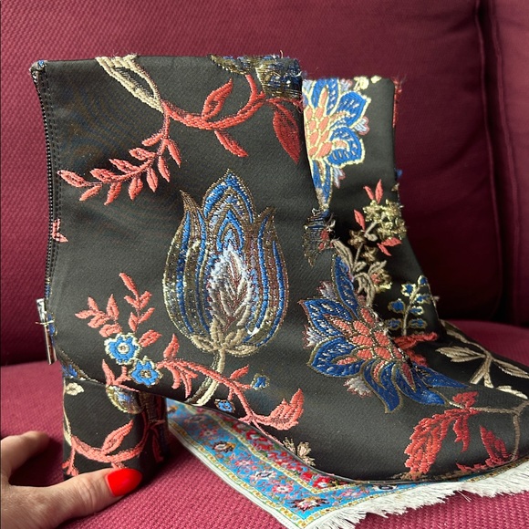 ZARA Basic Brocade Floral Ankle Boots – EU 37 – floral emrboidered booties - Picture 4 of 9